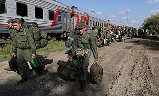 Russische Rekruten auf einem Bahnhof in Prudboi in der Region Wolgograd. - Uncredited/AP/dpa