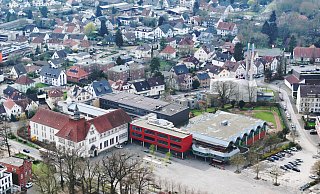 Wer zahlt wie viel für die Entfernung der Harzrückstände? Unter anderem geht es dabei auch um die Sporthalle am Gymnasium am Markt. - Gerald Dunkel
