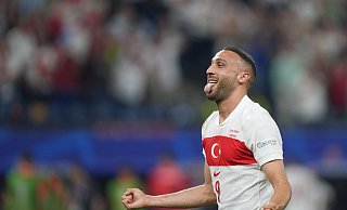 Der Türke Cenk Tosun jubelt nach seinem Treffer zum 2:1-Endstand. - Marcus Brandt/dpa