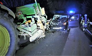 Bei dem Unfall bei Nieheim prallte ein Auto auf ein landwirtschaftliches Gespann. - Polizei