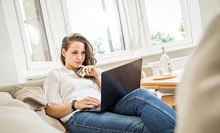 Einfach von der Couch zu Hause über den Laptop oder unterwegs mit dem Smartphone zu shoppen, ist für uns zu einer Selbstverständlichkeit geworden. Aber wie geht das nachhaltiger? - Christin Klose/dpa-tmn