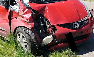 Der Honda wurde bei dem Unfall stark beschädigt. - Polizei Minden-Lübbecke