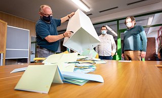 Im Wahllokal in der Goethe-Realschule zählen Oliver Schmidt (v.l.), Ramazan Selman und Sönke Petersen die Stimmzettel aus. - Niklas Tüns