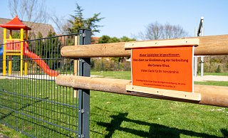 Dieser Spielplatz hier in Bad Holzhausen an der Otto-Hahn-Straße ist gesperrt und mit Holzbrettern abgeriegelt. - Noah Brümmelhorst