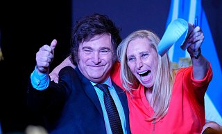 Javier Milei feiert mit seiner Schwester Karina Milei. - Natacha Pisarenko/AP/dpa