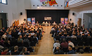 Am Gymnasium in Bethel fand eine der Podiumsdiskussionen vor der Kommunalwahl 2025 in Bielefeld statt. Auch Florian Sander, OB-Kandidat der AfD, war dabei. - Andreas Zobe Am Gymnasium in Bethel fand eine der Podiumsdiskussionen vor der Kommunalwahl 2025 in Bielefeld statt. Auch Florian Sander, OB-Kandidat der AfD, war dabei. - Andreas Zobe