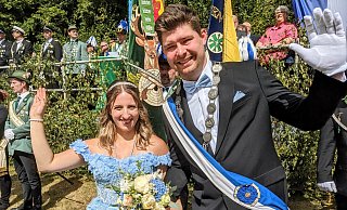 Das Dalhauser Königspaar Simon Sonntag und Marie Braunschweig kann sein Glück kaum fassen. - Burkhard Battran Das Dalhauser Königspaar Simon Sonntag und Marie Braunschweig kann sein Glück kaum fassen. - Burkhard Battran