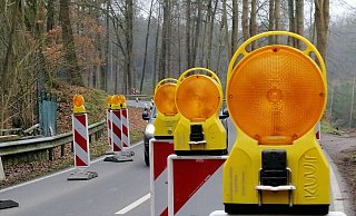 Die Bergstraße soll als Umleitungsstrecke genutzt werden für die Baumaßnahme Bünder Straße. Hier ist die Straße aber in Höhe der Brücke nur einspurig befahrbar. Daher soll nun eine Ampel aufgestellt werden. - Ingrun Waschneck