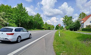 An der B239 gilt Tempo 70 und es herrscht tagtäglich viel Verkehr. Das kann für Radfahrer, die den Mehrzweckstreifen nutzen wollen, gefährlich werden. - Peter Heidbrink