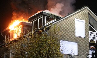 Die Flammen ergreifen Besitz von den Fenstern. - Claus Frickemeier