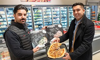 Rajdin Özden (r.) und Yilmaz Temin im Rewe-Markt Temin-Kiy. Der Markt in Herringhausen ist einer der ersten, wo es die vorgeschnittenen "La-Perla-Originale"-Pizzen bereits zu kaufen gibt. - Ralf Bittner