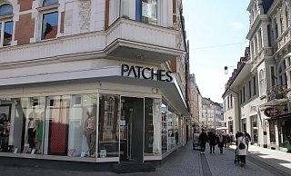 Am Neuen Markt wird der nächste Laden geschlossen. Das Modegeschäft Patches macht im Sommer zu. Gegenüber ist die ehemalige Hensel-Bäckerei und auch das Café Kettler geschlossen. - Susanne Blersch