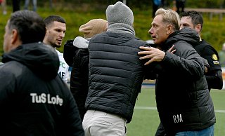 Kaum zu halten: Lohes Trainer René Müller (r.) hat Lübbeckes Jeger Ghanem fest im Blick, doch Müller wird daran gehindert, Ghanem zu stellen. - Jürgen Krüger