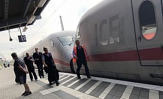 Bei einer Eurobahn (l.) und einem ICE gingen Scheiben zu Bruch. Der ICE auf dem Weg nach Düsseldorf musste damals in Gütersloh aus dem Verkehr genommen werden. - Patrick Menzel