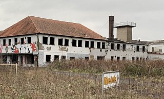 Der Abriss der ehemaligen Möbelfabrik Deppe - zuletzt Möbel König - am Autobahnzubringer in Rehme ruht. - Nicole Bliesener