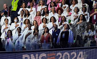 Viele Delegierte trugen beim Parteitag weiß - als Symbol für Frauenrechte. - Charles Rex Arbogast/AP