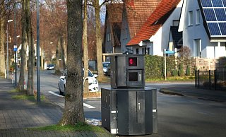 Nicht nur an Hauptstraßen, sondern auch in Nebenstraßen gibt der Blitzer der Stadt ein Gastspiel, um Temposünder aufzuspüren. - Andreas Frücht (Archivaufnahme)