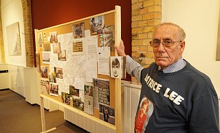 Richard Lee gibt die Hoffnung nicht auf, seine Tochter wiederzusehen. Die Paderborner Ausstellung dokumentiert das Material, was in den vergangenen Jahrzehnten zusammengekommen ist. - Felix Schwien