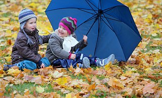 Ferienspaß zwischen dem Herbstlaub: Amy (r.) und Jannik machen es vor. Mit den Tipps der NW-Redaktion gelingen die Herbstferien auch in Gütersloh. - picture-alliance/ dpa
