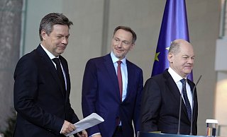 Mit der Einigung, um die Olaf Scholz (SPD) sowie Bundesfinanzminister Christian Lindner (FDP) und Wirtschaftsminister Robert Habeck (Grüne) tagelang gerungen hatten, gibt es fast vier Wochen nach dem Urteil des Bundesverfassungsgerichts eine Lösung der Haushaltskrise. - Kay Nietfeld/dpa