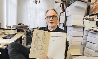 Adressbuch von 1864: Damals wurden die Menschen nicht nur mit Namen, sondern auch mit ihren Berufen aufgelistet. Bezeichnet sind sie hier zum Beisiel als Tischler, Schuhmacher, Weber, Hausweber oder Tauscher, was für den Kleinhandel steht. Manchmal steht dort auch nur die Bezeichnung "Arbeiter". - Natalie Gottwald