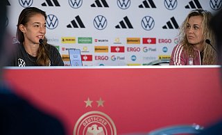 Fiebern dem deutschen WM-Auftakt entgegen: Felicitas Rauch (l) und Lena Lattwein. - Sebastian Christoph Gollnow/dpa