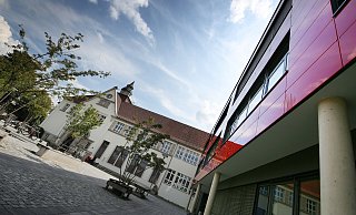 Weil es zu wenig große Klassenräume gibt, könnten am Gymnasium am Markt weitere Container aufgestellt werden. - www.gerald-dunkel.de