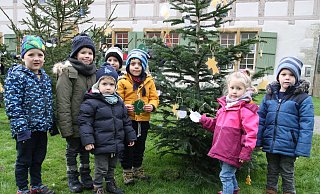 Marlo (von links), Noel, Henry, Vinda, Mohammad, Isabella und Fiete aus der Kita "Sonnenland" waren beim Tannenbaumschmücken an der Werburg dabei. - Britta Bohnenkamp-Schmidt