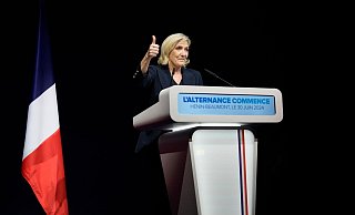 Daumen hoch: Die rechtsnationale französische Politikerin Marine Le zeigt sich nach der Veröffentlichung erster Hochrechnungen zufrieden. - Thibault Camus/AP/dpa