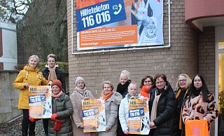 Bereits aufgehängt ist das Großplakat am CVJM-Haus am Marktplatz. Die Soroptimistinnen weisen hier auch auf das Hilfetelefon "Gewalt gegen Frauen" hin. - SI-Club Lübbecker Land