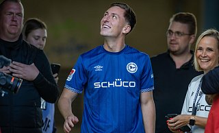 Anlässlich seiner Präsentation in der Schüco-Arena ist Marius Wörl schon mal in das neue Arminia-Trikot geschlüpft. - Sarah Jonek