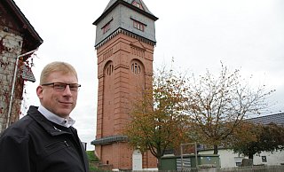 1992 war der heute 109 Jahre alte denkmalgeschützte Wasserturm in Hohenwepel renoviert worden. Da die Backsteine nicht die üblichen Maße haben, sei lange gesucht worden, sagt Ortsvorsteher Daniel Strathaus. - Dieter Scholz