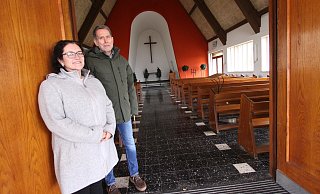 Volker Braun und Felicita Halemeier am Eingang zur Friedhofskapelle in Schweicheln - Björn Kenter