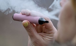 Nicht alle Einweg-Vapes sind legal. In Herford stellten Zollfahnder jetzt Tausende Exemplare sicher, die wegen ihrer viel zu großen Liquidtanks in Deutschland gar nicht verkauft werden dürfen. | Symbolbild - picture alliance/dpa