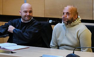 Der Angeklagte Arian O. (r.) gesteht während des Prozesses vor dem Bielefelder Landgericht Übergriffe auf seine Ex-Freundin verübt zu haben. Sein Verteidiger Sascha Haring äußert sich zur Rolle des Kokainkonsums bei den Taten. - Andreas Zobe Der Angeklagte Arian O. (r.) gesteht während des Prozesses vor dem Bielefelder Landgericht Übergriffe auf seine Ex-Freundin verübt zu haben. Sein Verteidiger Sascha Haring äußert sich zur Rolle des Kokainkonsums bei den Taten. - Andreas Zobe