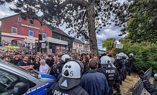 Die Polizei versperrte den Gegendemonstranten den Weg zur Neonazi-Demo. - Daniel Salmon