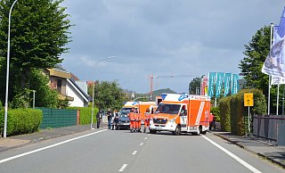 Die schwangere Fahrerin wurde ebenso wie ihr unter Schock stehender Beifahrer ins Klinikum Bethel gebracht. - Andreas Großpietsch