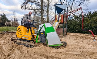 Meter für Meter gräbt sich das Spezialgerät mit Projetkleiter Henk Hazeleger durch die Sandkiste und entfernt Zigarettenkippen, Papier, Steine und Hundekot. Übrig bleibt frischer Spielsand für die Kinder. - Felix Brenneke