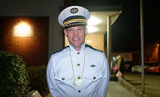 Kapitän statt Virologe: Hendrik Streeck kommt in Verkleidung zur Kappensitzung des Karnevalvereins Langbröker Dicke Flaa. - Henning Kaiser/dpa