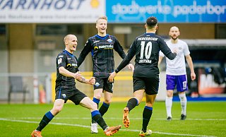 Julian Justvan (vorne r.) hat soeben das 2:1 erzielt. Mit ihm jubeln (v. l.) 1:0-Torschütze Sven Michel und Chris Führich. - Besim Mazhiqi