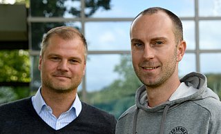 Cheftrainer Ole Werner (r.) und Sportdirektor Fabian Wohlgemuth sollten bei Holstein Kiel nur drei Wochen zusammenarbeiten. Dann musste Wohlgemuth gehen. Nun ist der Sportchef des SC Paderborn, der am Sonntag in Kiel gastiert. - picture alliance