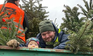 Sie halfen bei der Weihnachtsbaumaktion des CVJM Lübbecke im vergangenen Jahr: Fynn Hornig und Papa Sven. - CVJM Lübbecke