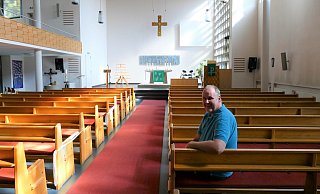 Die besondere Helligkeit zeichnet die Christuskirche aus. Pfarrer Harder lobt die Technik besonders. - Thorsten Mailänder