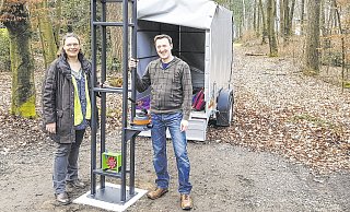 Wassersäule: Katrin Temmen und Peter Keller von der Universität Paderborn bauen die erste Station auf. - lgs