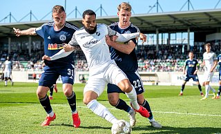 Intensives Topspiel vor vollem Haus: Leon Tia erfreut sich hier der Begleitung von den Duisburgern Maximilian Dittgen (l.) und Thilo Töpken, letzterem sollte in der 59. Minute der spielentscheidende Treffer gelingen. - Joel Beinke