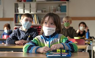 Auch Lian (9, vorne) und seine Mitschüler aus der 4a der Stapenhorstschule lernen jetzt wieder in der Schule - und müssen Masken jetzt auch am Platz tragen. - Foto: Andreas Zobe/NW