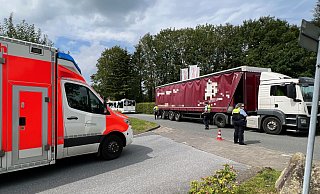In Rettungswagen transportierte den verletzten Fahrer umgehend in ein Krankenhaus. Die Schützenstraße in Versmold im Kreis Gütersloh war für die Unfallaufnahme gesperrt. - Thorsten Heß