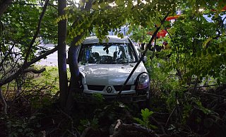 Das Auto steht im Graben, direkt vor mehreren Bäumen. - Polizei Herford