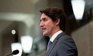Der kanadische Premierminister Justin Trudeau spricht nach einer Kabinettsklausur. - Foto: Adrian Wyld/The Canadian Press via AP/dpa