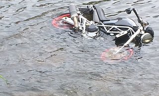 Die Ducati mit auffällig roten Felgen wurde Valentino Kerastas vor seinem Restaurant gestohlen. Am Dienstag wurde es in der Werre gefunden. - Kerastas